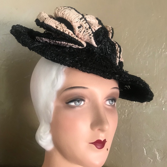 LOVELY 1930s\' SOFT BLACK & LIGHT PINK TILT HAT TRIMMED WITH STRAW \